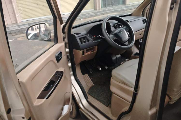 Used Wuling Rongguang 2014 1.2L S Standard Model Driver Seat