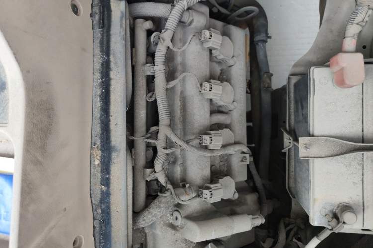 Used Wuling Rongguang 2014 1.5L S Standard Version Engine Bay Left
