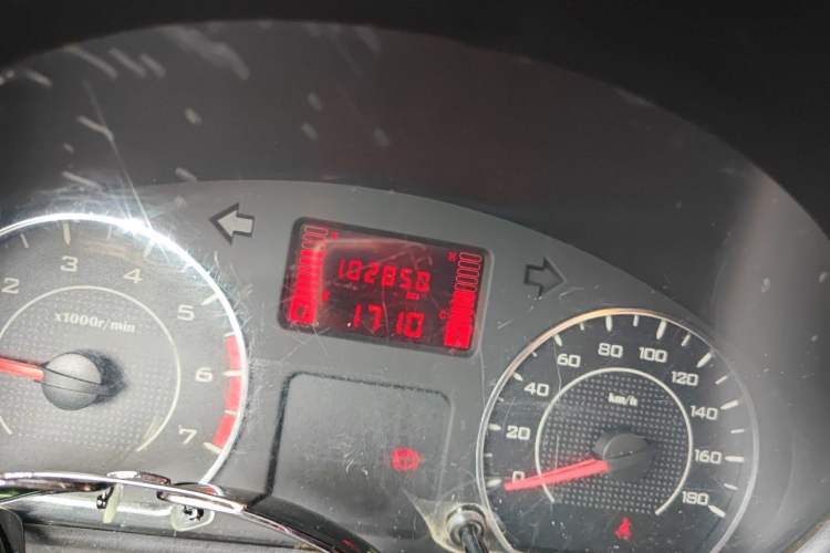 Used Wuling Rongguang 2014 1.2L S Standard Model Odometer Close Up