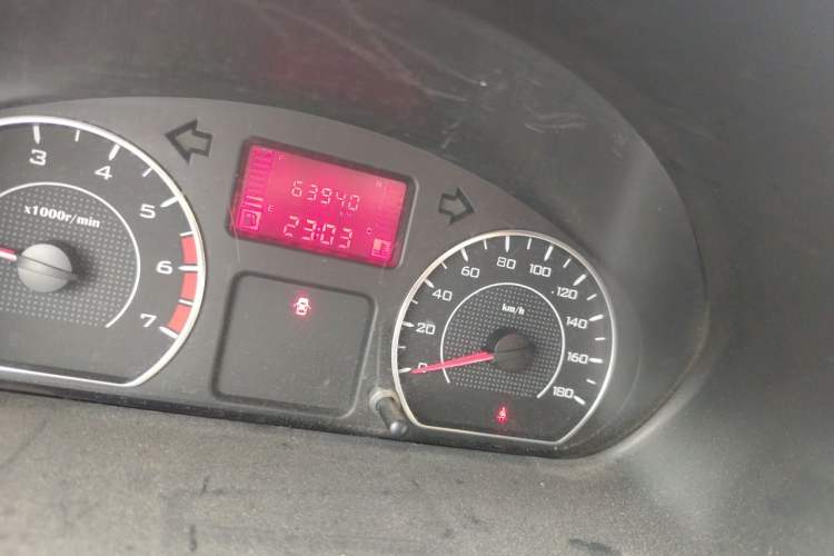 Used Wuling Rongguang 2014 1.5L S Standard Version Odometer Close Up
