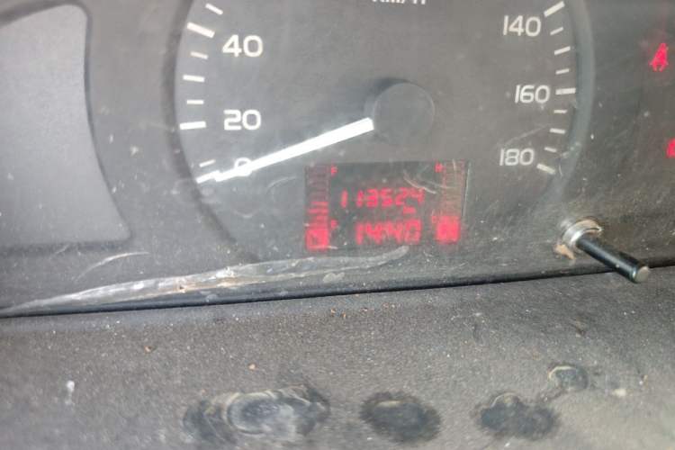Used Wuling Rongguang 2014 1.2L S Standard Model Odometer Close Up