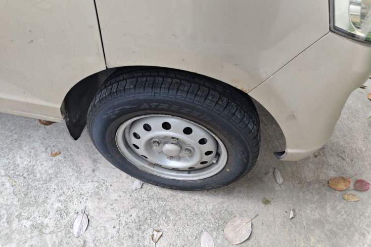 Used Wuling Rongguang 2014 1.5L S Base Version Right Front Wheel Hub