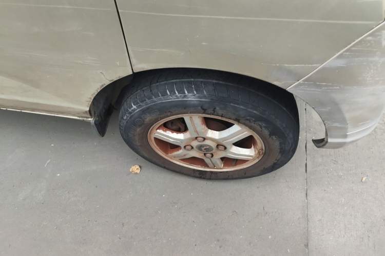 Used Wuling Rongguang 2014 1.5L S Standard Version Right Front Wheel Hub