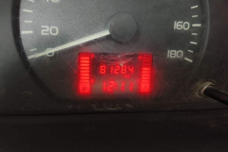 Used Wuling Rongguang 2014 1.2L S Base Model Odometer Close Up