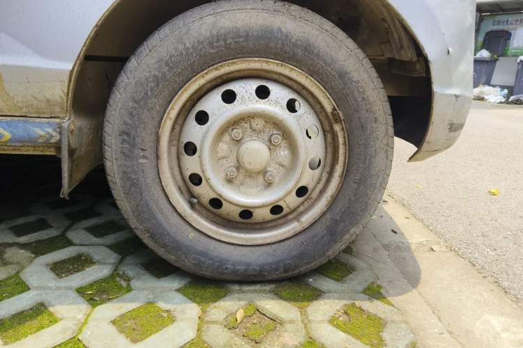 Used Wuling Rongguang 2014 1.2L S Base Model Right Front Wheel Hub