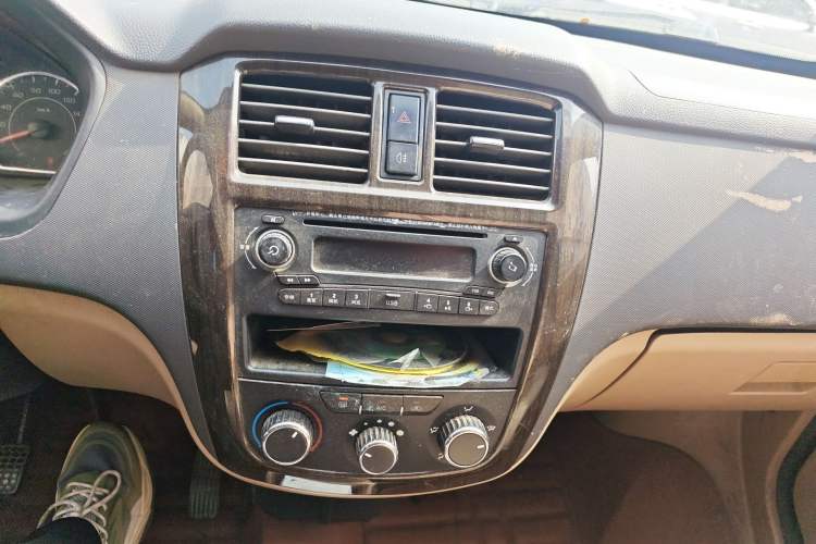 Used Wuling Rongguang 2014 1.5L S Standard Version Audio And AC Panel