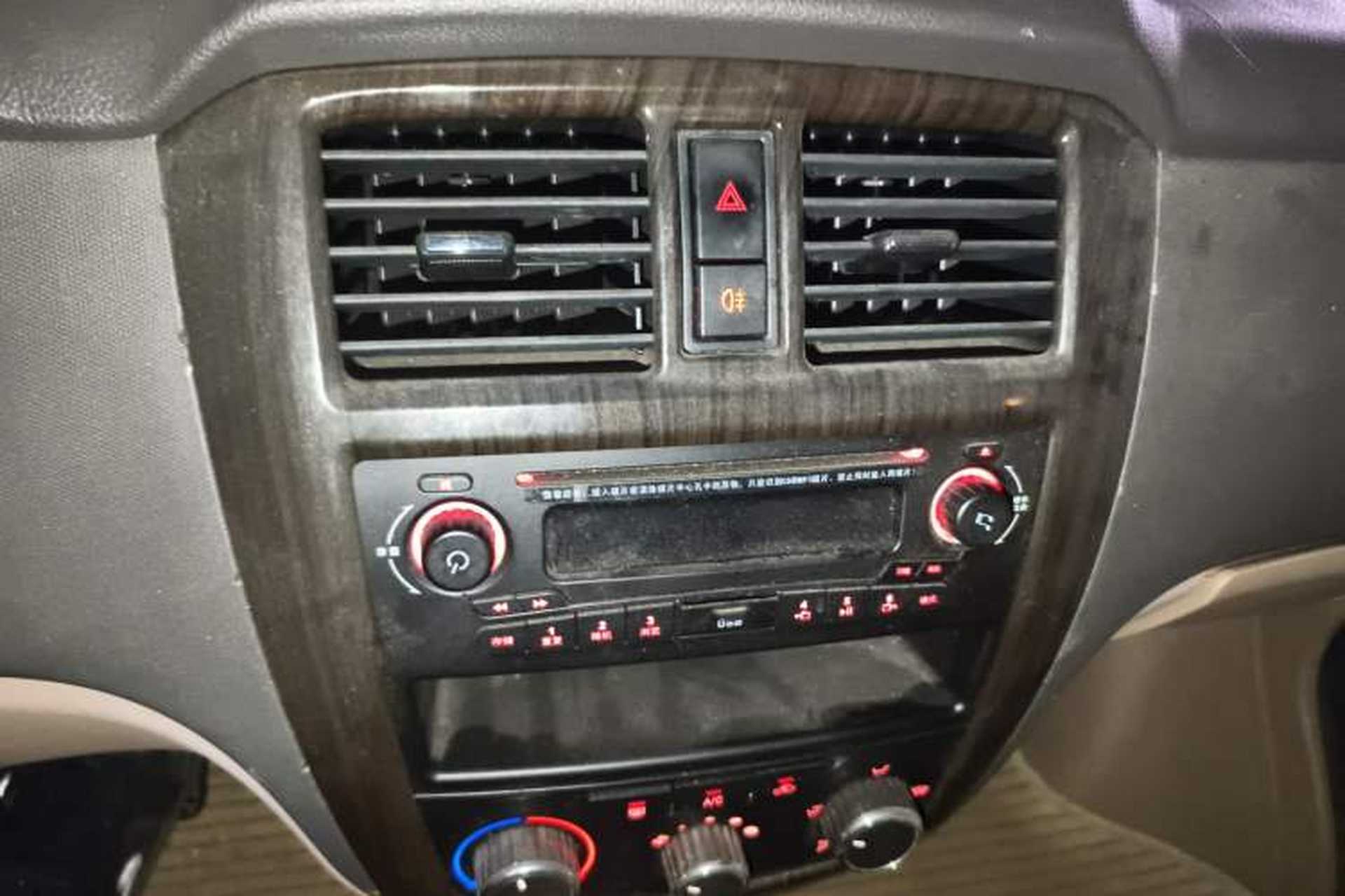 Used Wuling Rongguang 2014 1.5L S Standard Version Audio And AC Panel