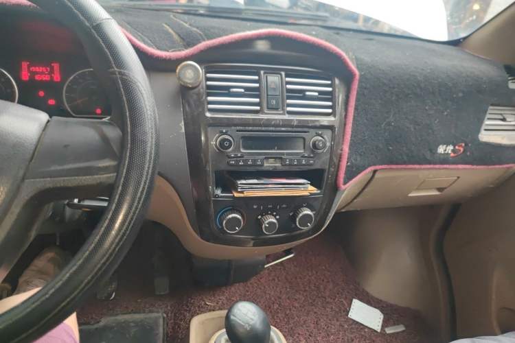 Used Wuling Rongguang 2014 1.5L S Standard Version Audio And AC Panel