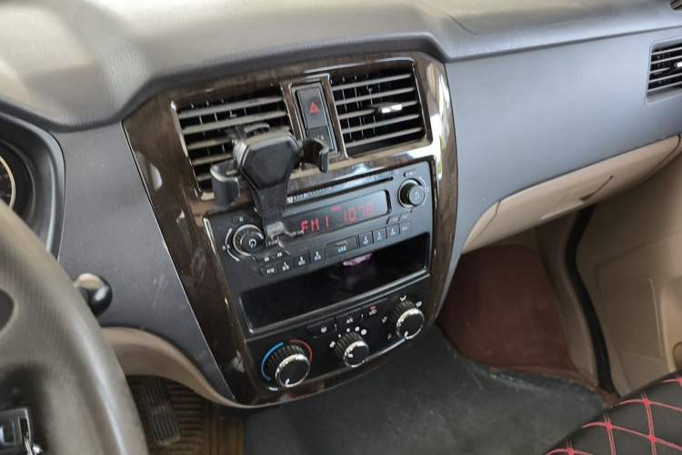 Used Wuling Rongguang 2014 1.5L S Standard Version Audio And AC Panel