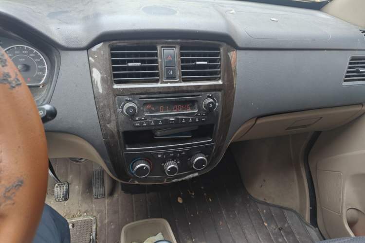Used Wuling Rongguang 2014 1.5L S Standard Version Audio And AC Panel