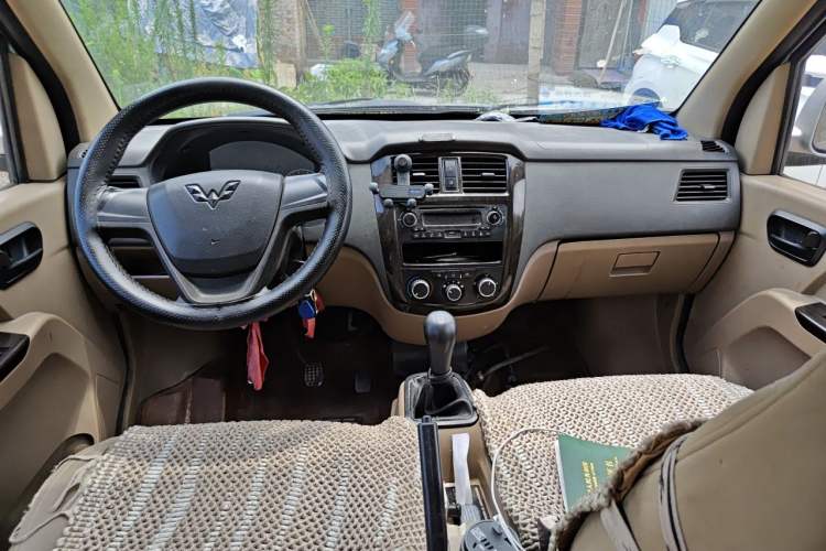 Used Wuling Rongguang 2014 1.5L S Standard Version Center Console