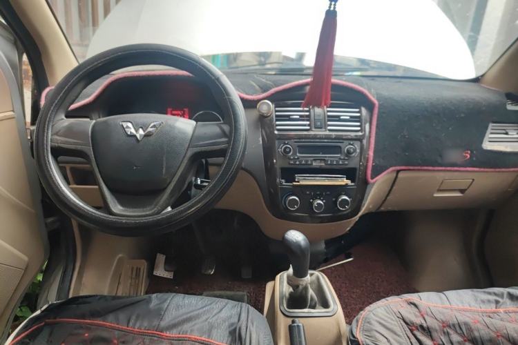 Used Wuling Rongguang 2014 1.5L S Standard Version Center Console