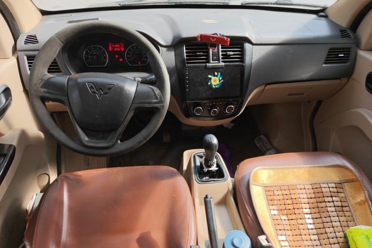 Used Wuling Rongguang 2014 1.5L S Standard Version Center Console