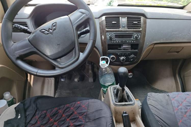 Used Wuling Rongguang 2014 1.2L S Standard Model Center Console