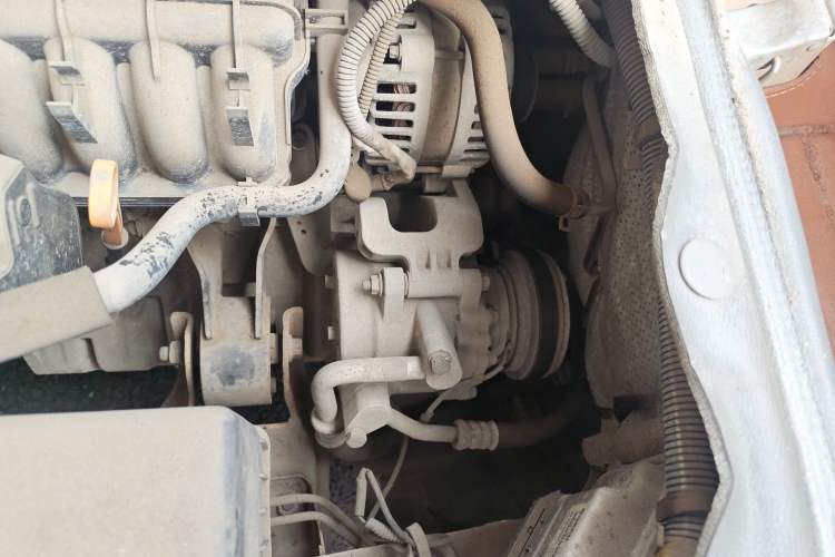 Used Wuling Rongguang 2014 1.5L S Standard Version Engine Bay Left