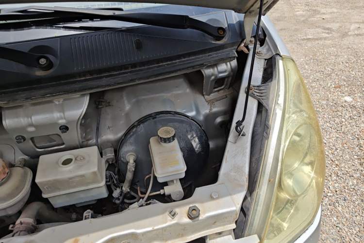 Used Wuling Rongguang 2014 1.5L S Standard Version Engine Bay Left