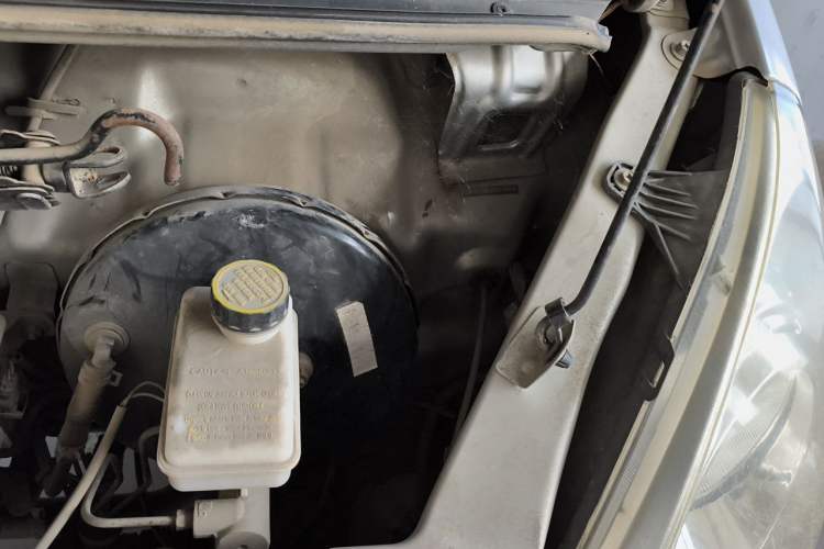 Used Wuling Rongguang 2014 1.5L S Standard Version Engine Bay Left