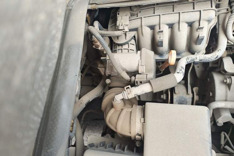 Used Wuling Rongguang 2014 1.5L S Standard Version Engine Bay Right