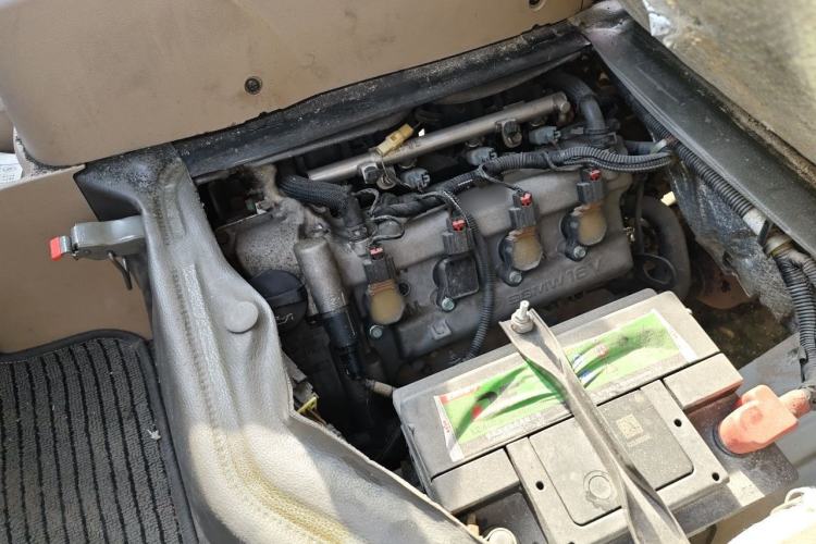 Used Wuling Rongguang 2014 1.5L S Standard Version Engine Bay Right