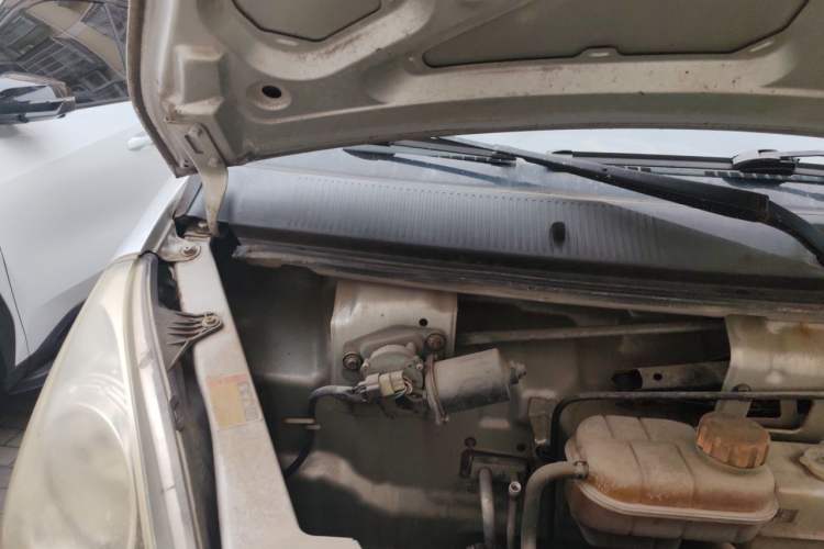 Used Wuling Rongguang 2014 1.5L S Standard Version Engine Bay Right