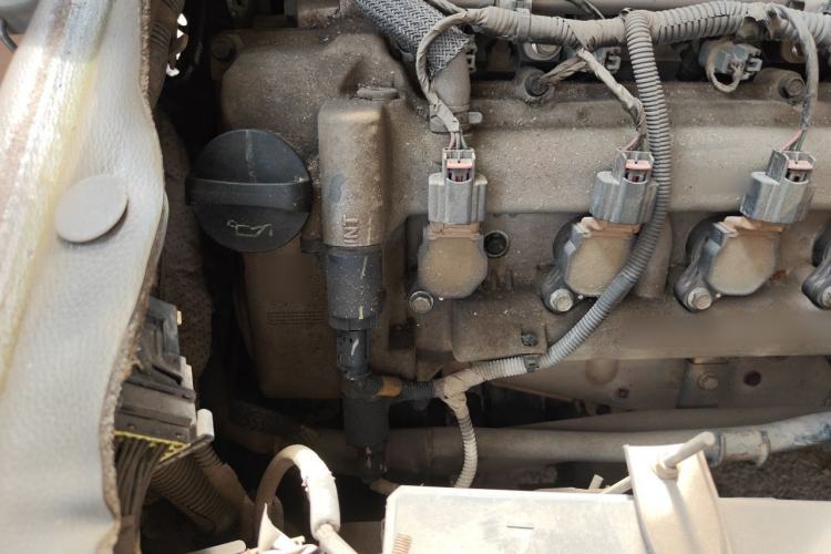 Used Wuling Rongguang 2014 1.5L S Standard Version Engine Bay Right