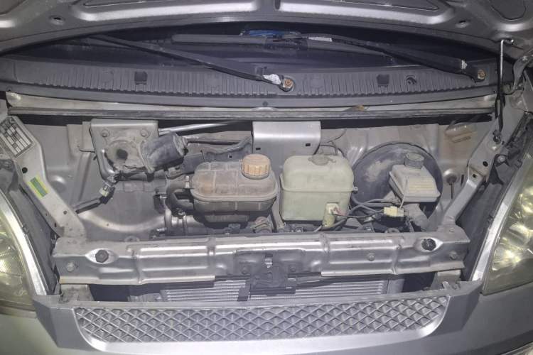 Used Wuling Rongguang 2014 1.5L S Base Version Engine Bay