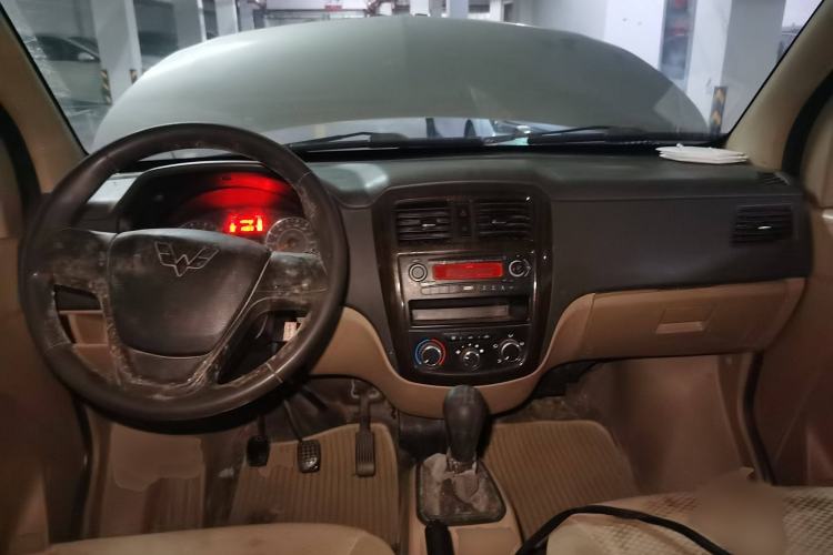 Used Wuling Rongguang 2014 1.2L S Standard Model Interior 2