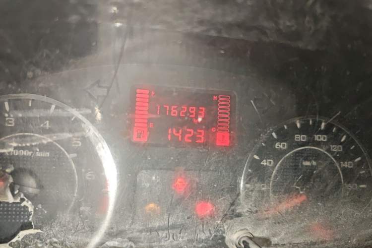 Used Wuling Rongguang 2014 1.2L S Standard Model Odometer Close Up