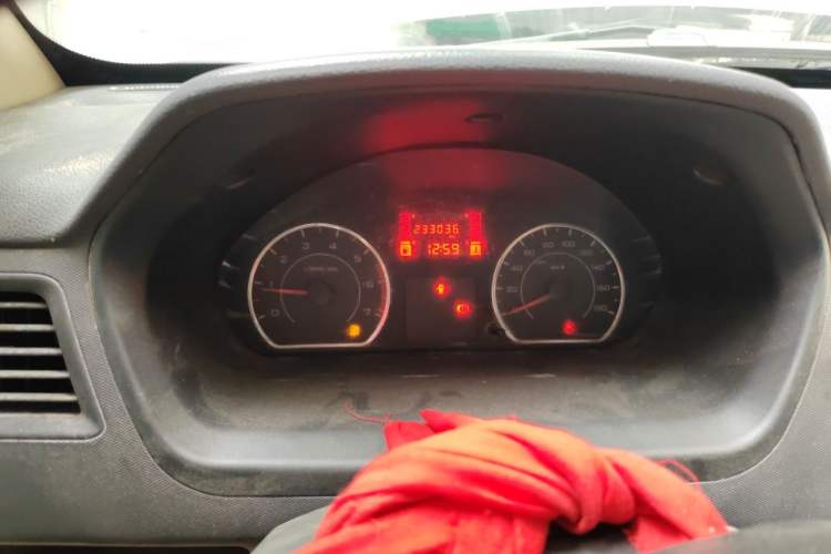 Used Wuling Rongguang 2014 1.2L S Standard Model Odometer Close Up