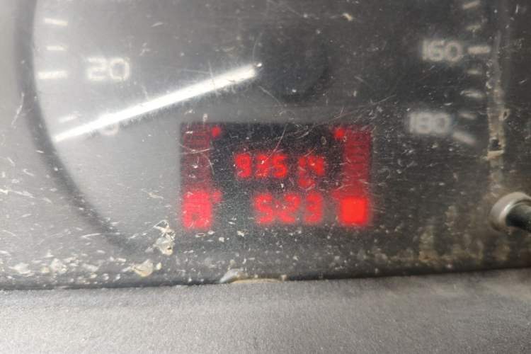 Used Wuling Rongguang 2014 1.2L S Base Model Odometer Close Up