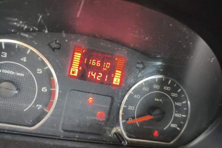 Used Wuling Rongguang 2014 1.5L S Standard Version Odometer Close Up