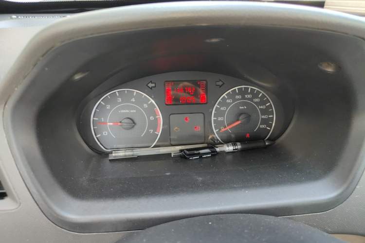 Used Wuling Rongguang 2014 1.2L S Standard Model Odometer Close Up