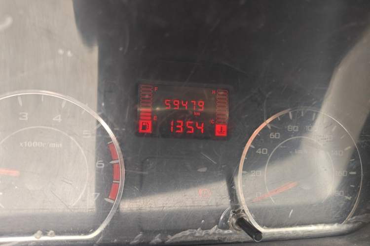 Used Wuling Rongguang 2014 1.2L S Base Model Odometer Close Up