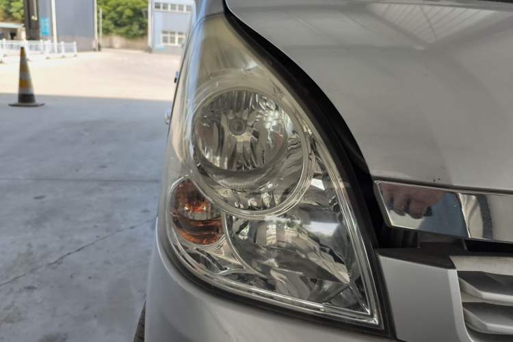 Used Wuling Rongguang 2014 1.5L S Standard Version Right Front Headlight