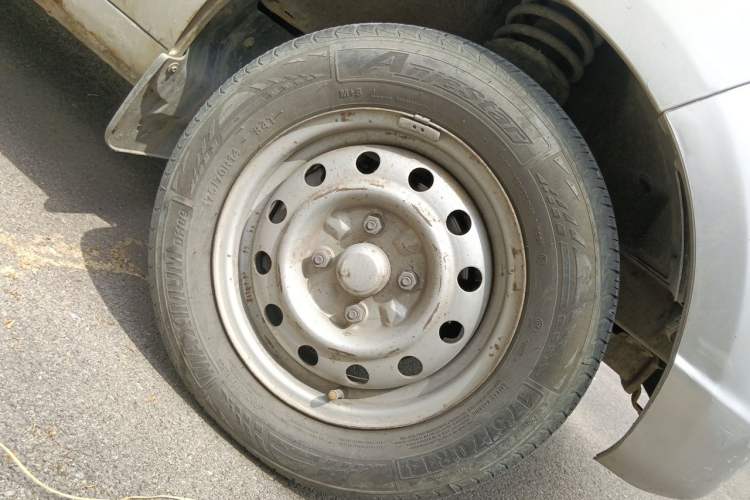 Used Wuling Rongguang 2014 1.2L S Base Model Right Front Wheel Hub