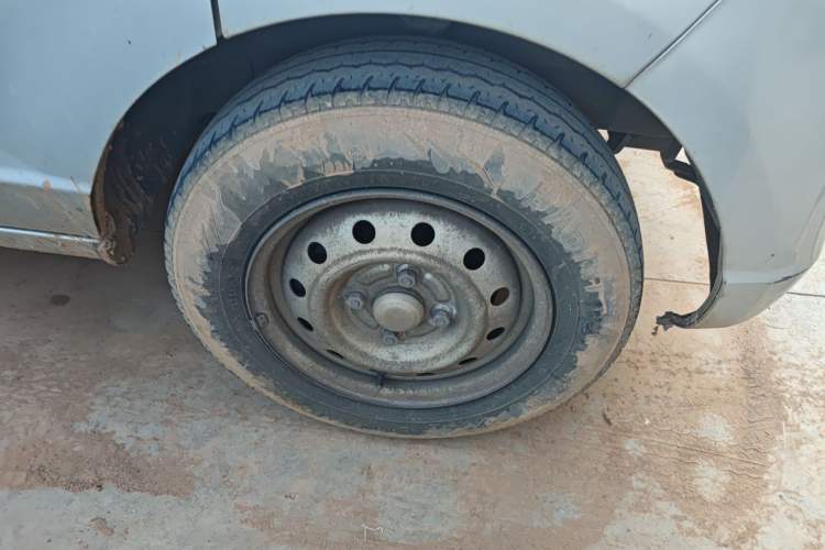 Used Wuling Rongguang 2014 1.2L S Base Model Right Front Wheel Hub