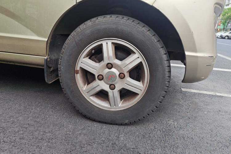 Used Wuling Rongguang 2014 1.5L S Standard Version Right Front Wheel Hub