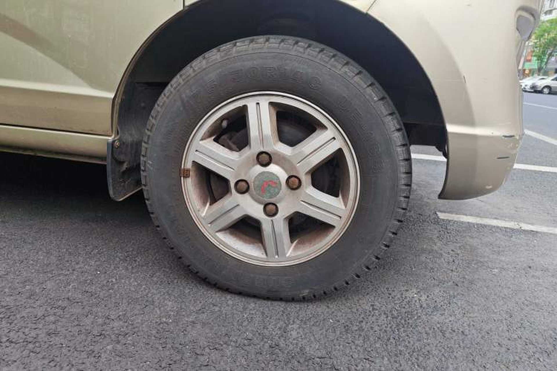 Used Wuling Rongguang 2014 1.5L S Standard Version Right Front Wheel Hub