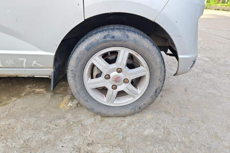 Used Wuling Rongguang 2014 1.5L S Standard Version Right Front Wheel Hub