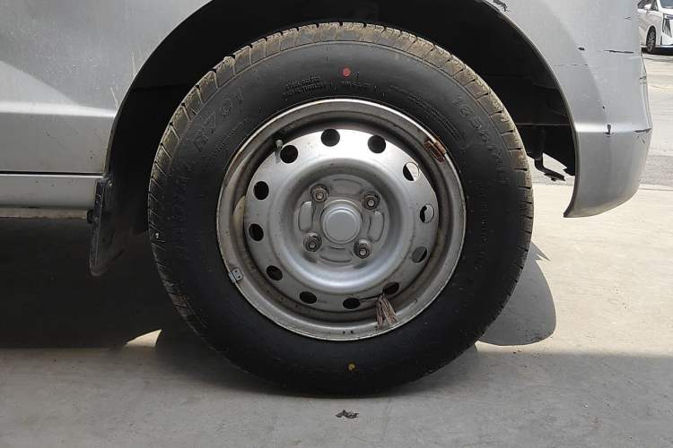 Used Wuling Rongguang 2014 1.2L S Base Model Right Front Wheel Hub