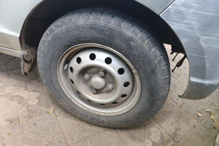 Used Wuling Rongguang 2014 1.5L S Base Version Right Front Wheel Hub