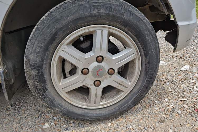 Used Wuling Rongguang 2014 1.5L S Standard Version Right Front Wheel Hub