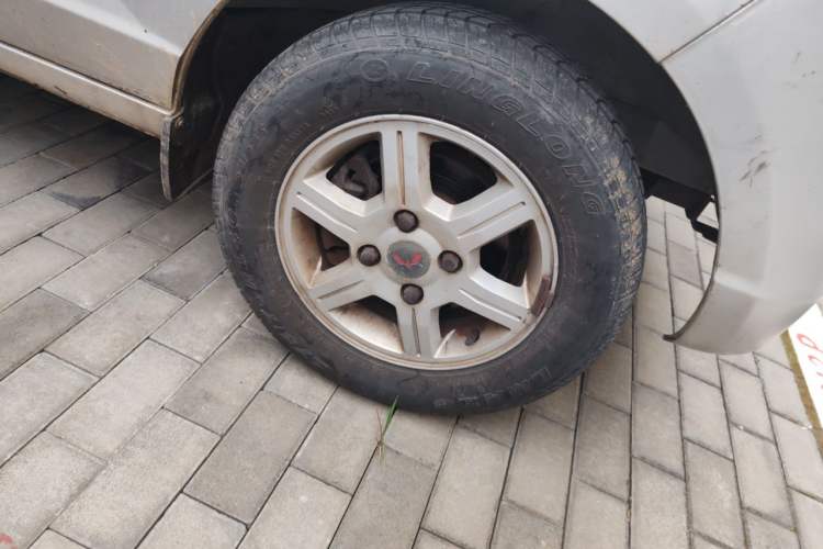 Used Wuling Rongguang 2014 1.5L S Standard Version Right Front Wheel Hub