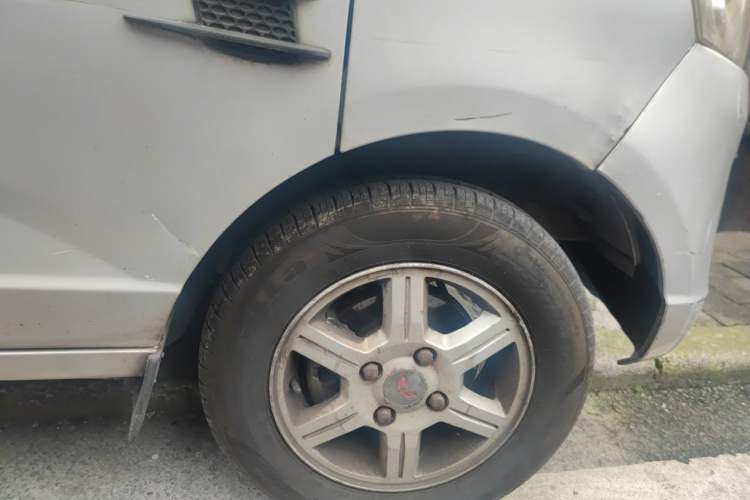 Used Wuling Rongguang 2014 1.5L S Standard Version Right Front Wheel Hub