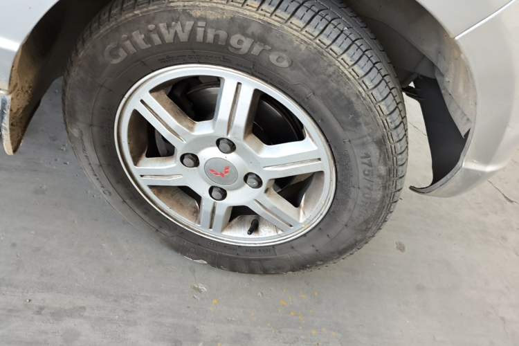 Used Wuling Rongguang 2014 1.5L S Standard Version Right Front Wheel Hub
