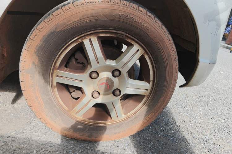 Used Wuling Rongguang 2014 1.5L S Standard Version Right Front Wheel Hub