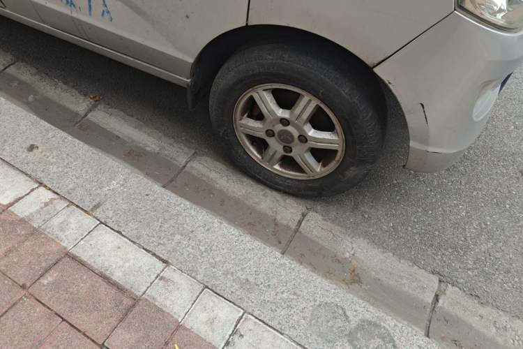 Used Wuling Rongguang 2014 1.5L S Standard Version Right Front Wheel Hub