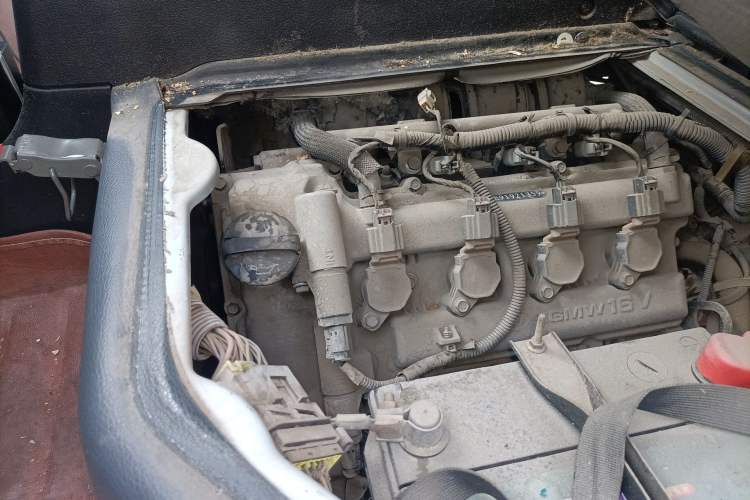 Used Wuling Rongguang 2014 1.5L S Base Version Engine Bay Right