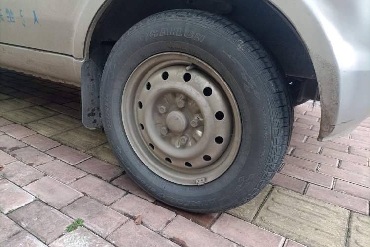 Used Wuling Rongguang 2014 1.5L S Base Version Right Front Wheel Hub