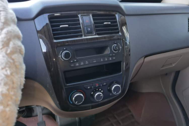 Used Wuling Rongguang 2014 1.5L S Standard Version Audio And AC Panel